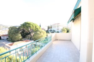 A LOUER NICE NORD/3PIECES MEUBLE,
